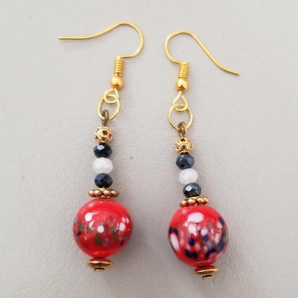 Pretty vintage looking earrings.